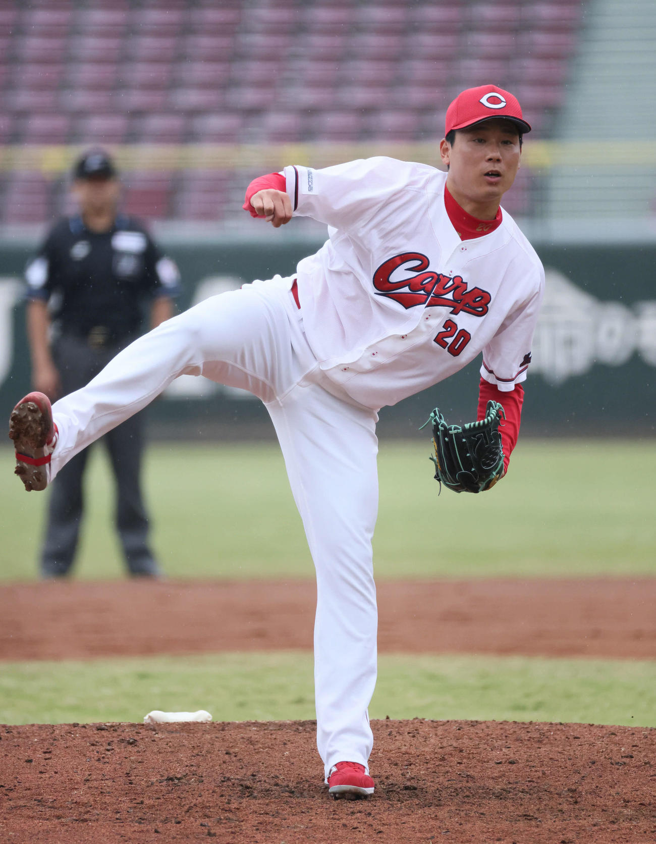 広島対伯和ビクトリーズ　9回表伯和ビクトリーズ、広島抑えの栗林（撮影・加藤孝規）
