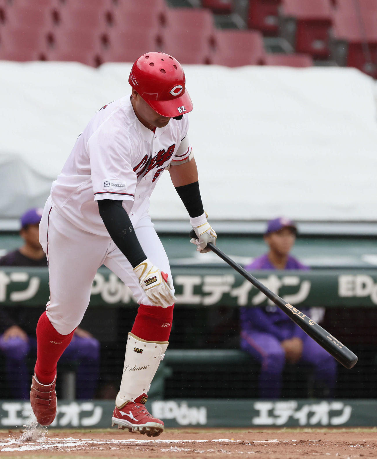 練習試合広島対伯和ビクトリーズ　6回裏広島無死、末包は二ゴロ（撮影・加藤孝規）