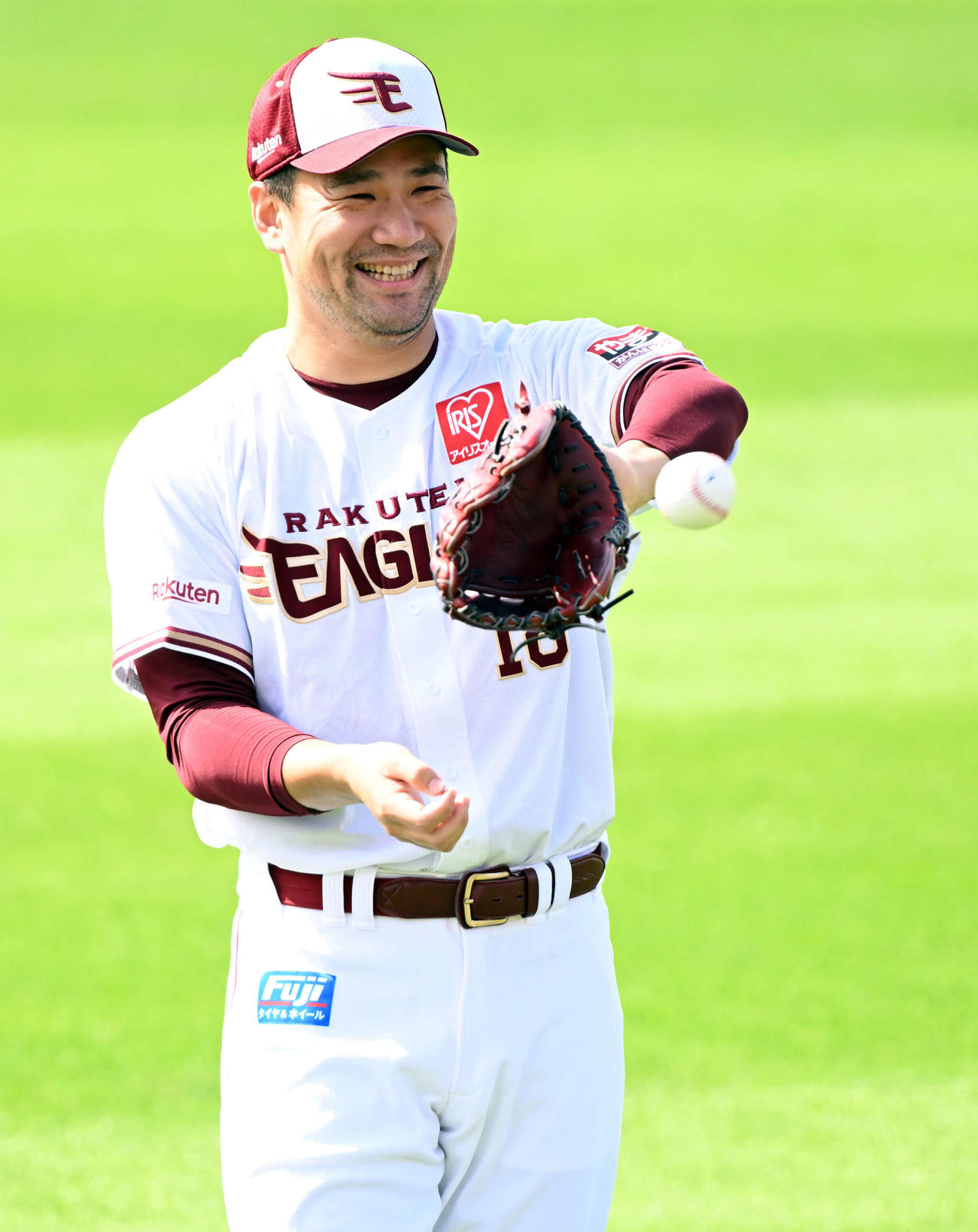 練習中、笑顔を見せる楽天田中将（撮影・たえ見朱実）