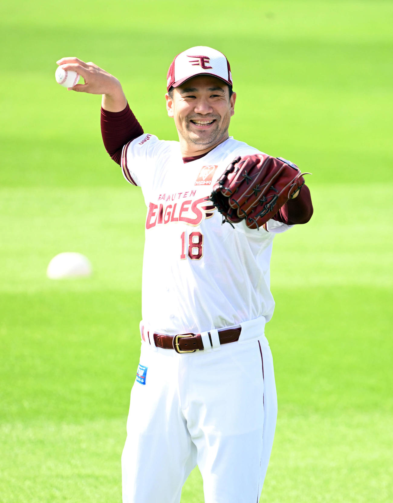 練習中、笑顔を見せる楽天田中将（撮影・たえ見朱実）