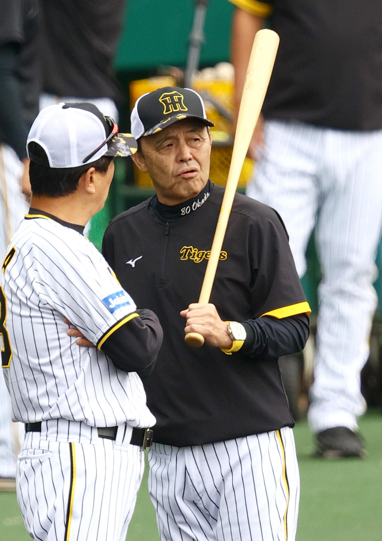 阪神岡田監督（右）は平田ヘッドコーチと話し込む（撮影・上山淳一）