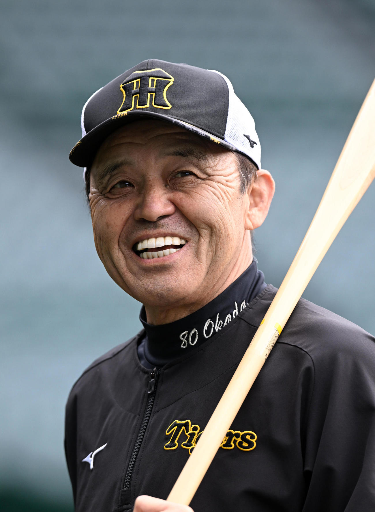 笑顔で練習を見守る岡田監督（撮影・前岡正明）