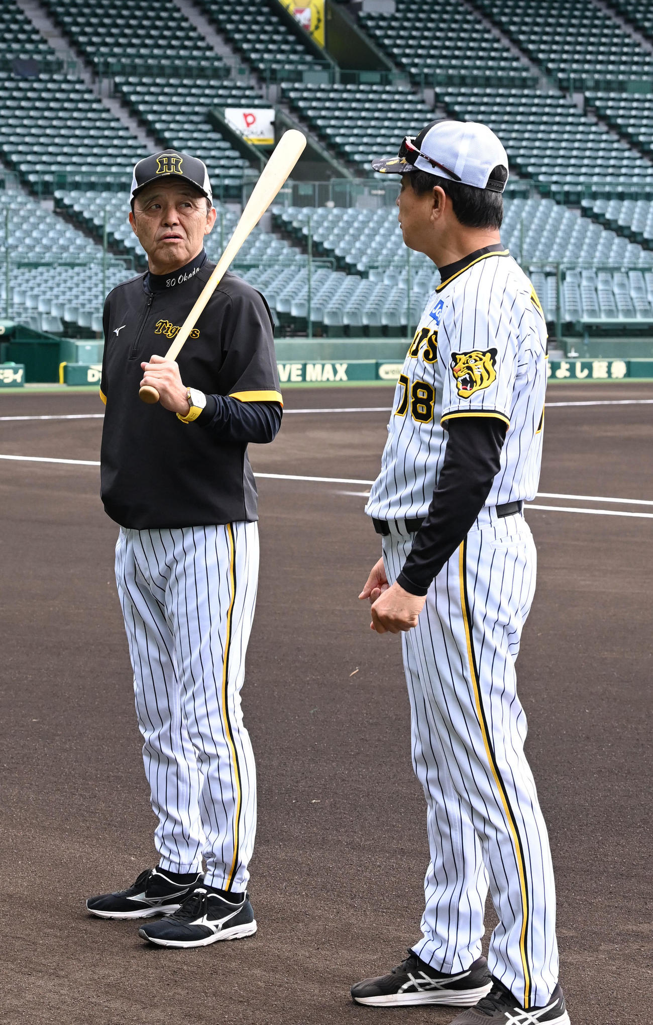 平田ヘッドコーチ（右）と話す岡田監督（撮影・前岡正明）