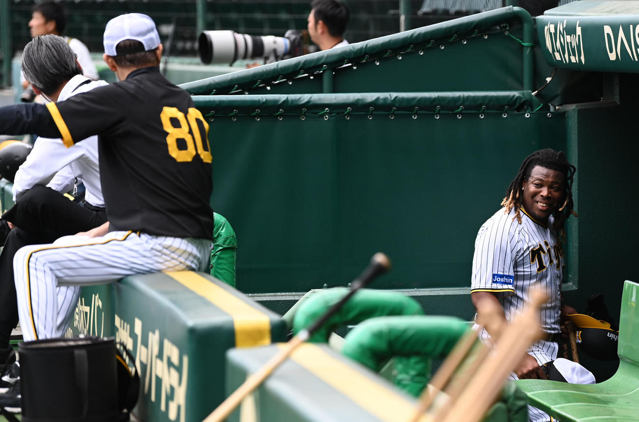 引き揚げるミエセス（右）は岡田監督に声をかけられる（撮影・前岡正明）