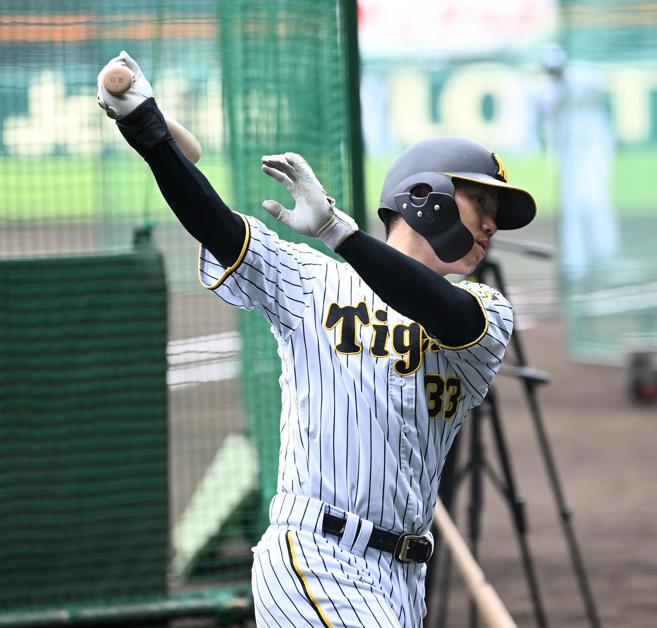 ティー打撃を行う糸原（撮影・前岡正明）