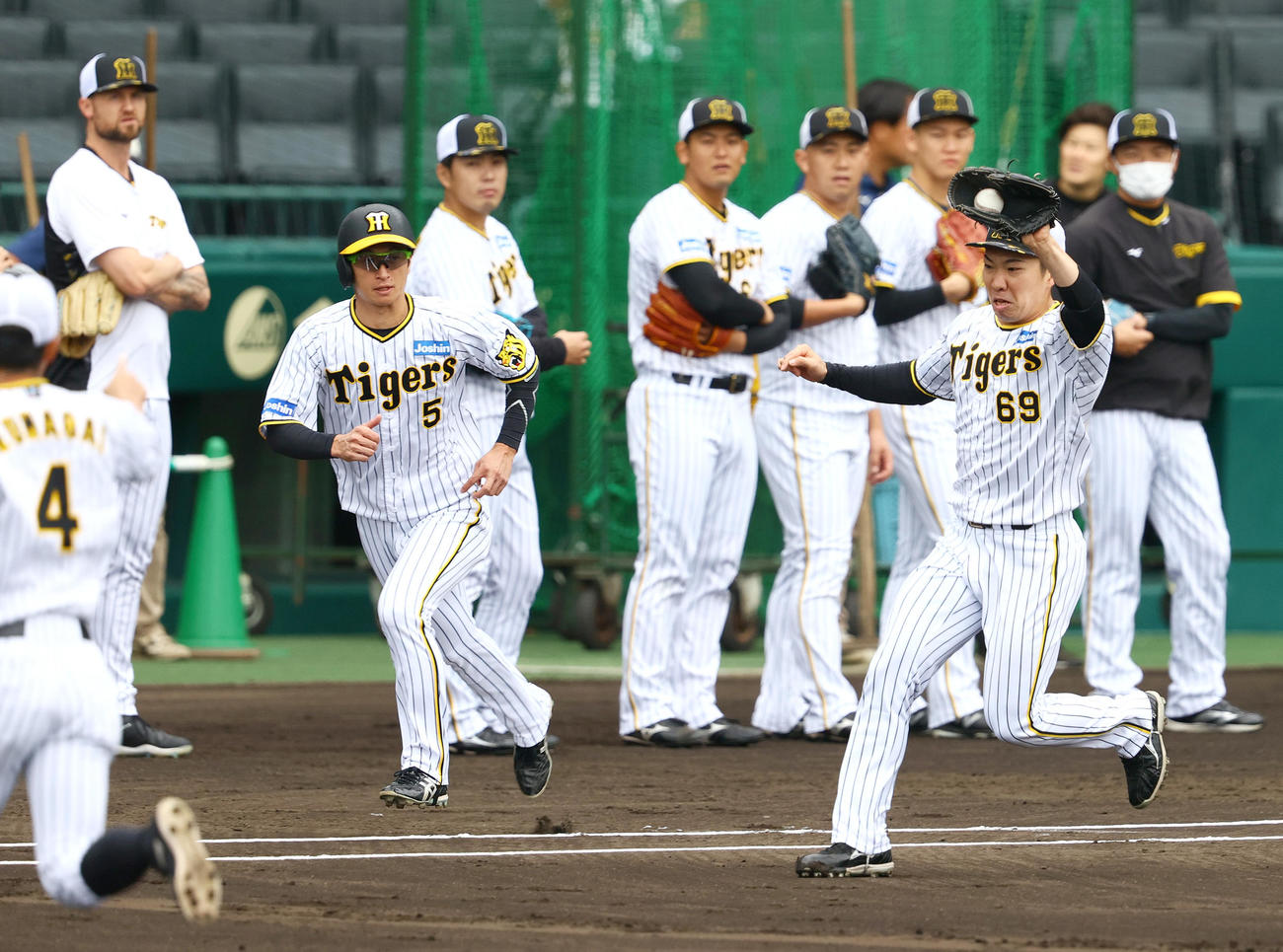 投内連係でベースカバーに入る阪神石井（右）（練習影・上山淳一）