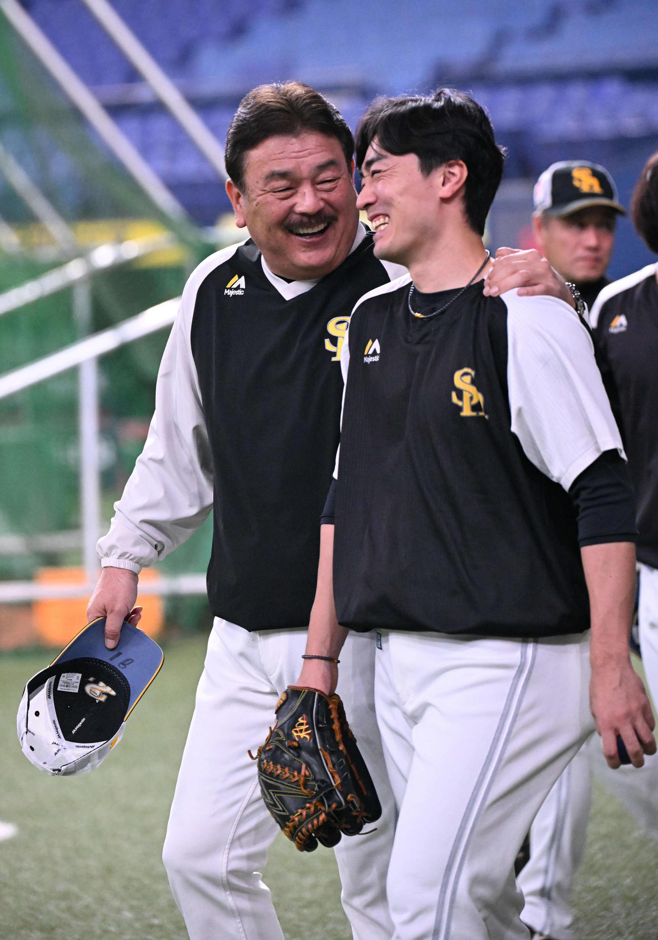 笑顔で和田（右）の肩を抱くソフトバンク藤本監督（撮影・和賀正仁）