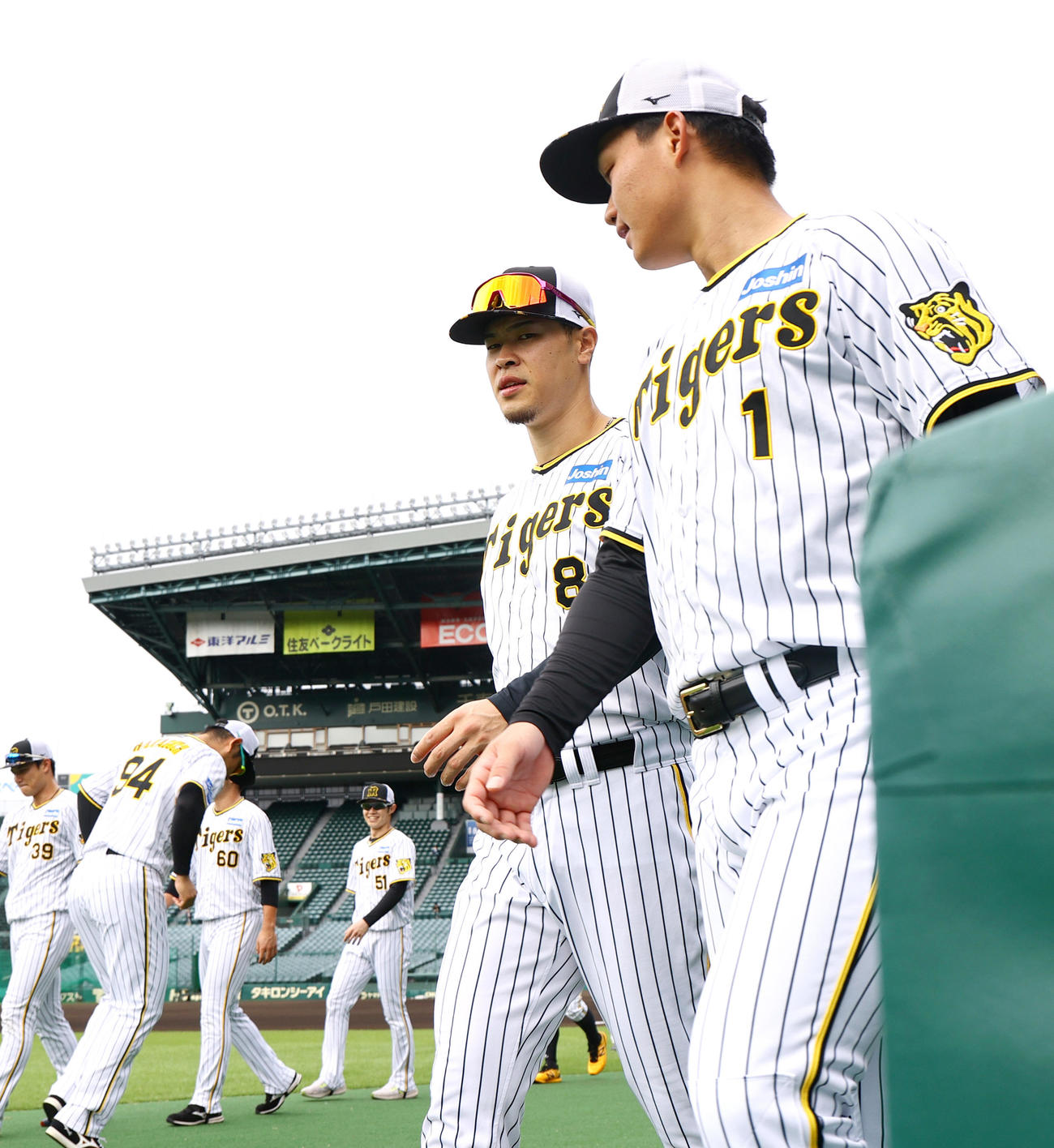 練習に励む佐藤輝（右から2人目）と森下（右）ら（撮影・上山淳一）