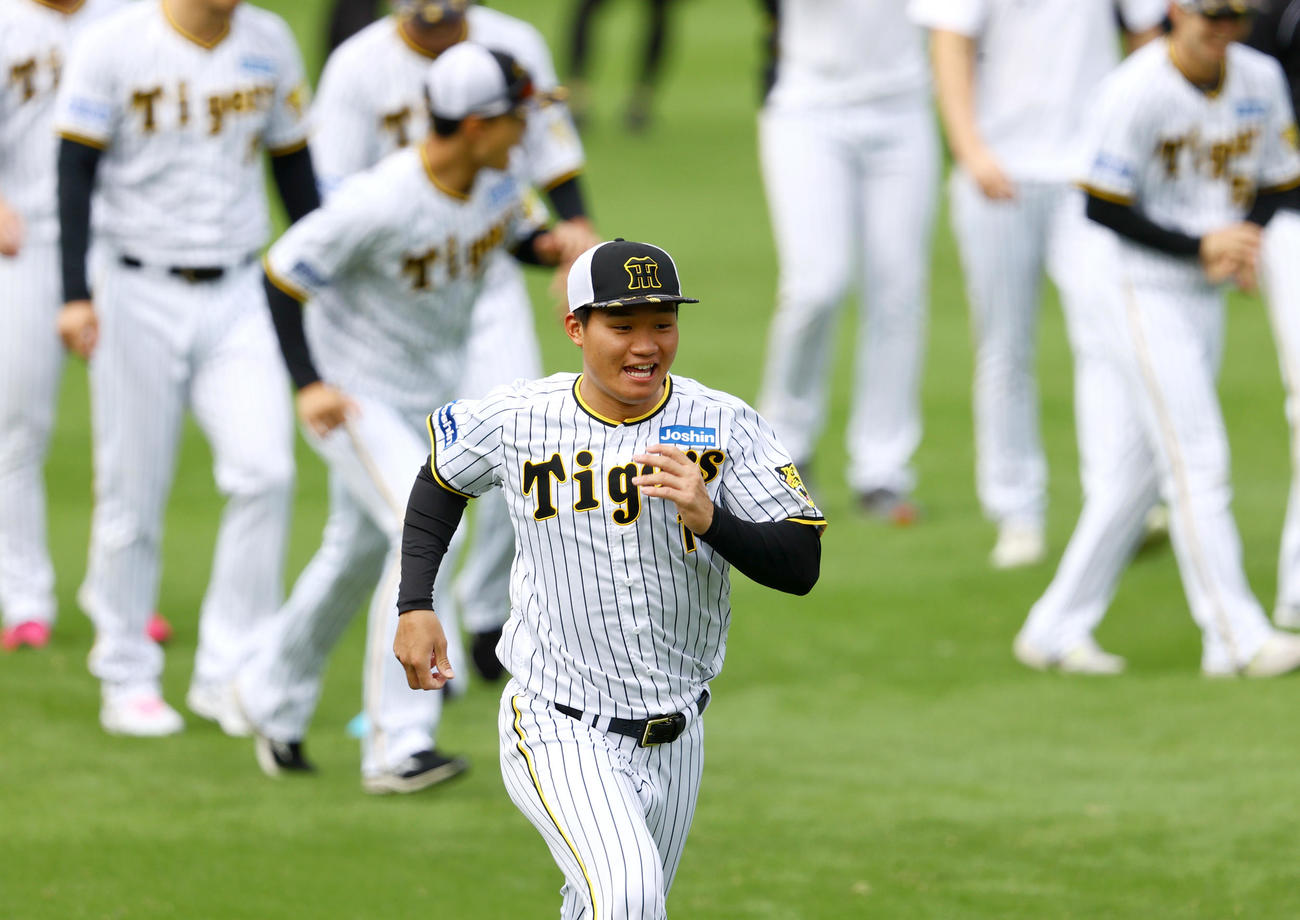 ダッシュする阪神森下（撮影・上山淳一）