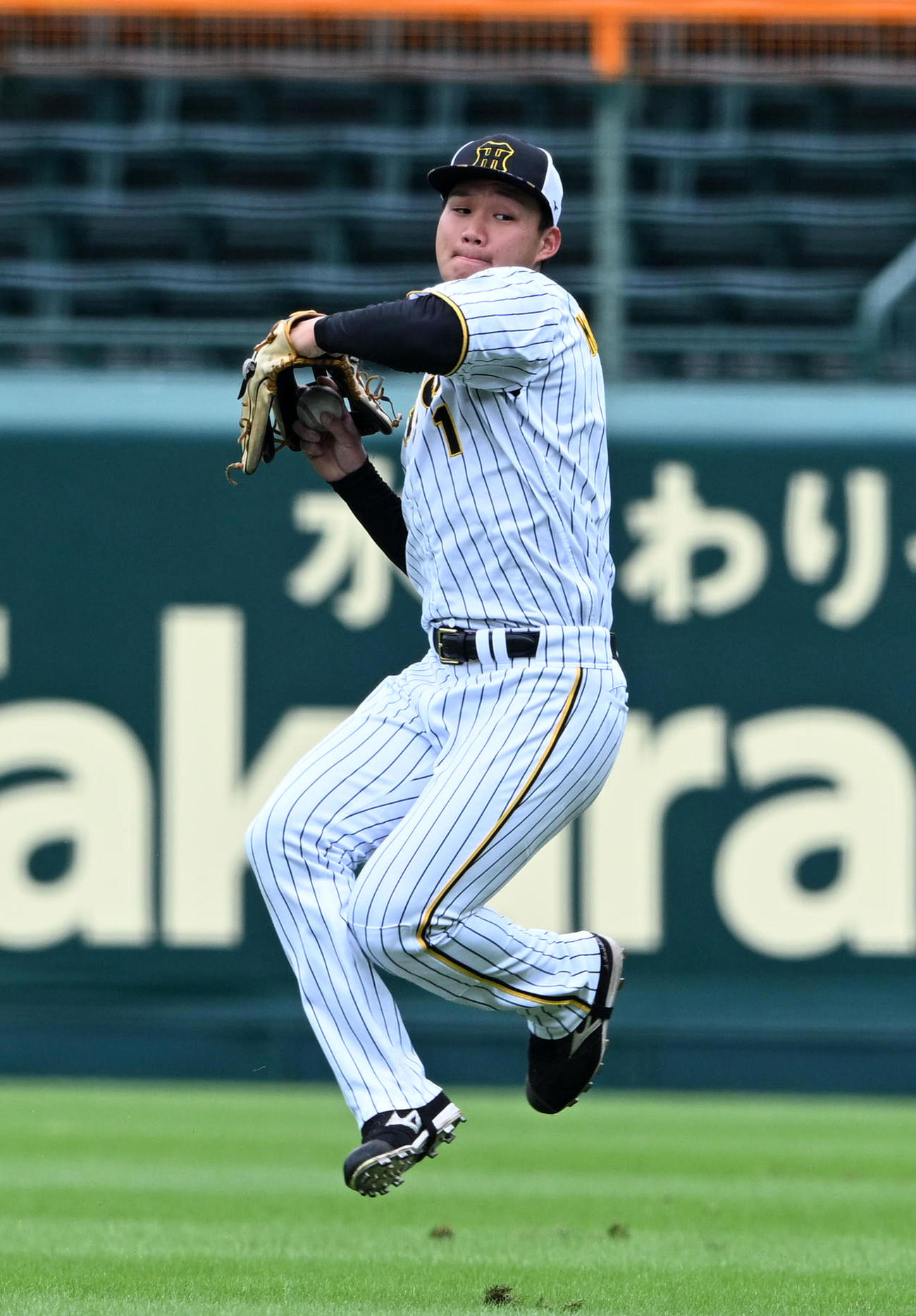 守備練習で送球する森下（撮影・前岡正明）