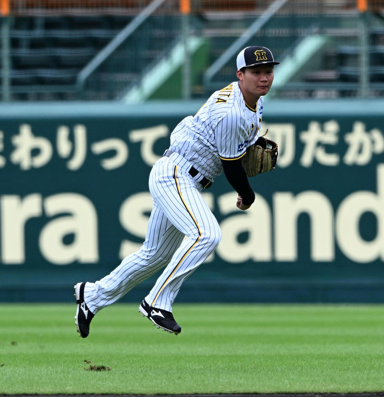 守備練習で送球する森下（撮影・前岡正明）