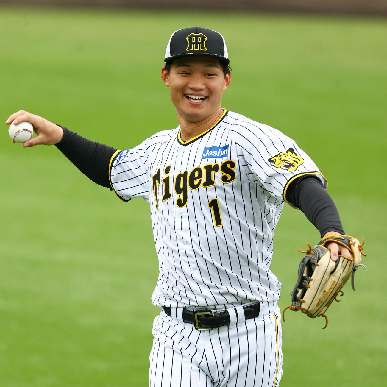 笑顔を見せる阪神森下（練習影・上山淳一）