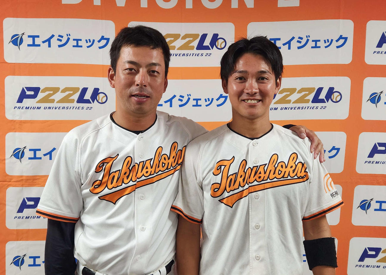 拓大ー専大　ソロ本塁打を放った竹花裕人（右）と肩を組む、拓大の馬淵烈監督（左）（撮影・保坂淑子）