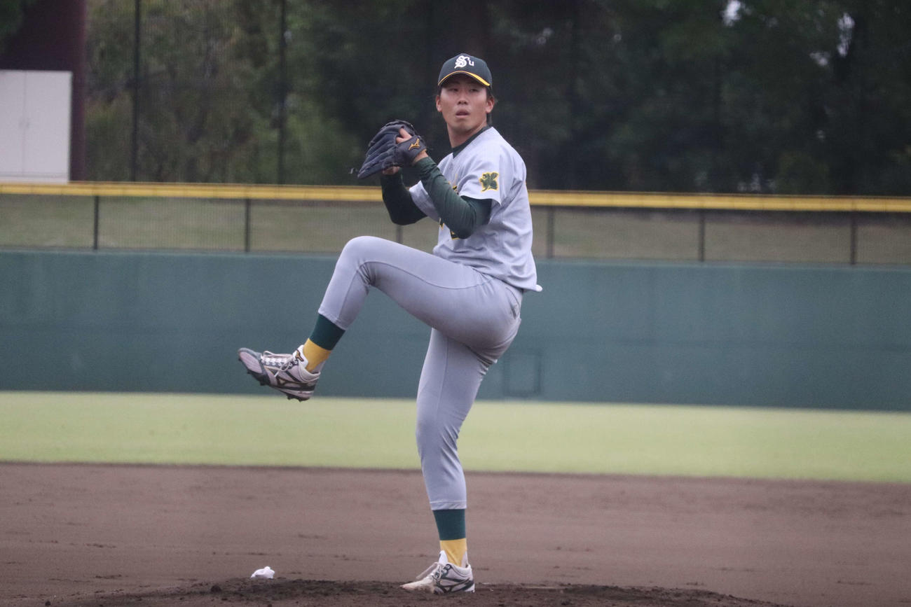 拓大ー専大　5回2／3を投げ9安打6失点の専大、先発の西舘（撮影・保坂淑子）
