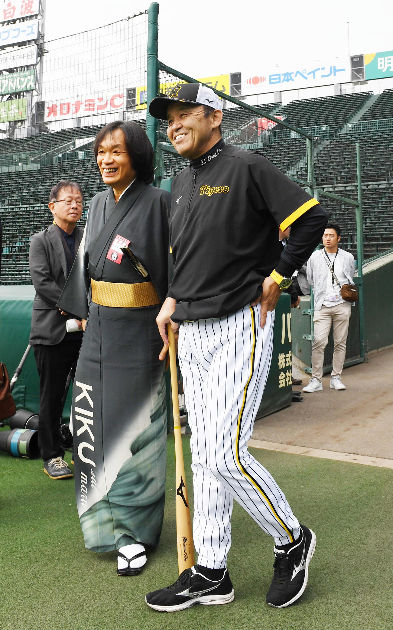激励に訪れた河内家菊水丸（左）と笑顔で話す岡田監督（撮影・前岡正明）