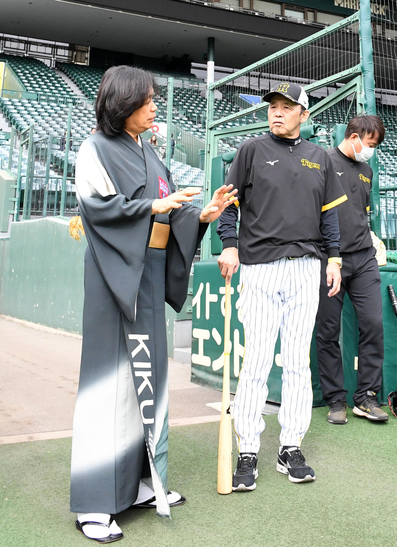 激励に訪れた河内家菊水丸（左）と話す岡田監督（撮影・前岡正明）