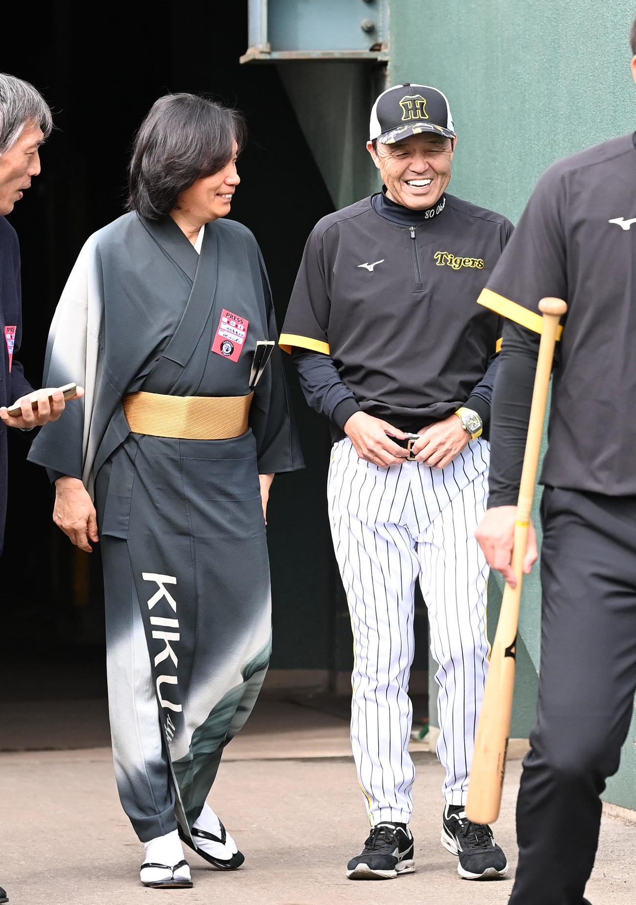 激励に訪れた河内家菊水丸（左）と笑顔で話す岡田監督（撮影・前岡正明）