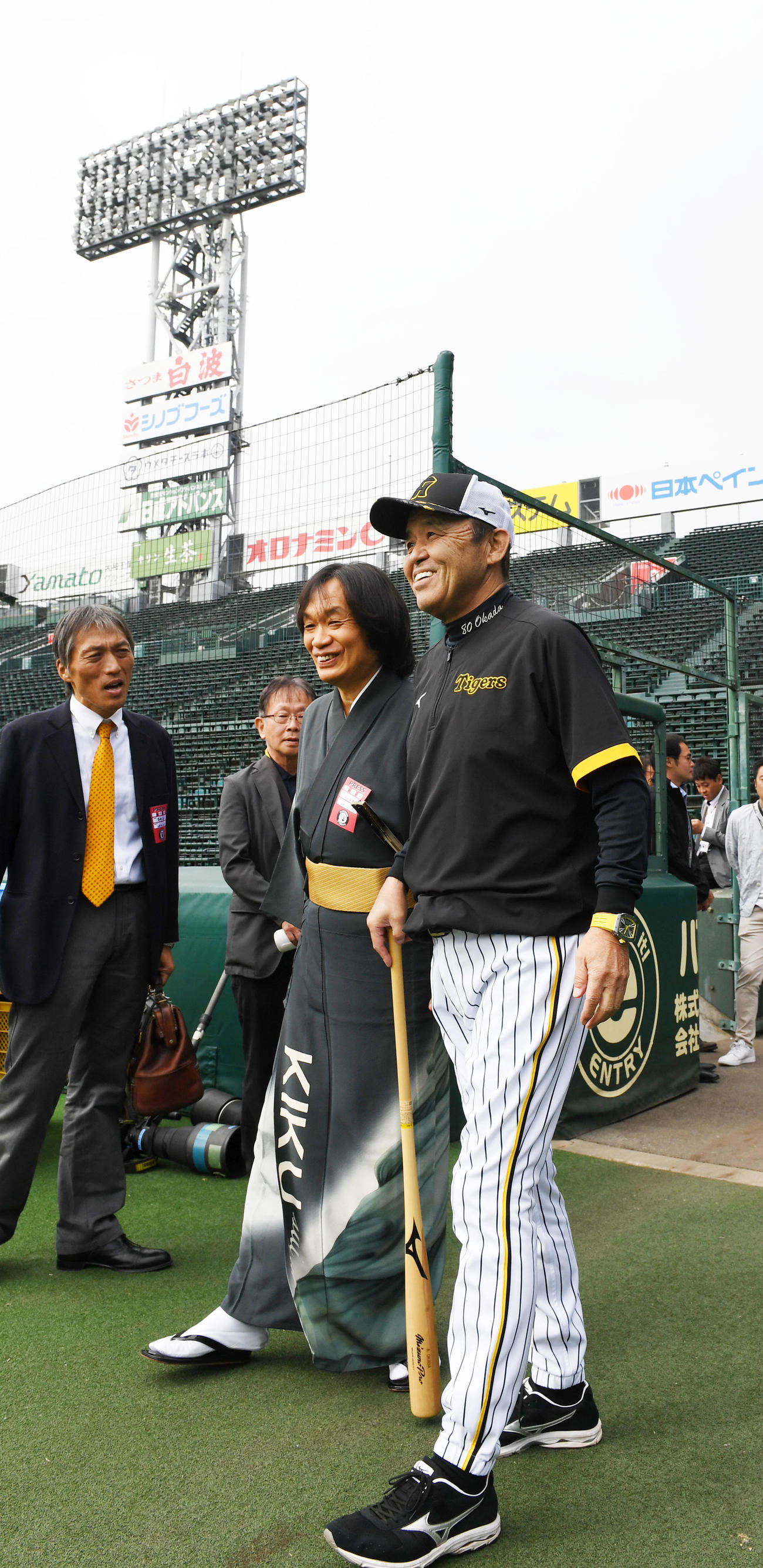 激励に訪れた河内家菊水丸（左）と笑顔で話す岡田監督（撮影・前岡正明）