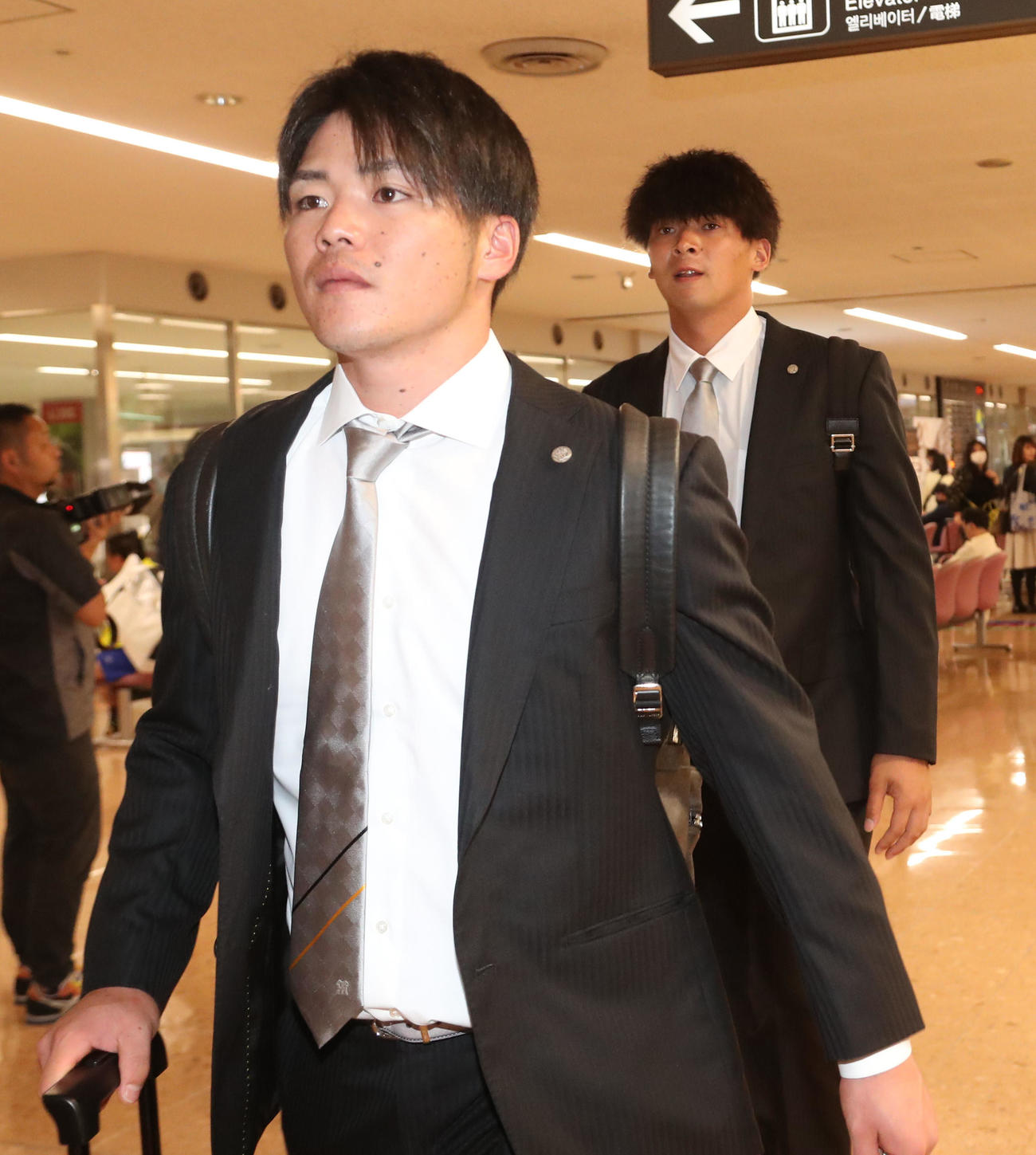 フェニックスリーグのため宮崎に入る阪神ナイン（撮影・梅根麻紀）