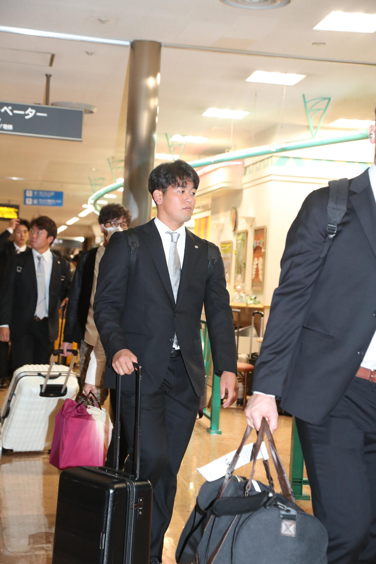 フェニックスリーグのため宮崎に入る阪神ナイン（撮影・梅根麻紀）