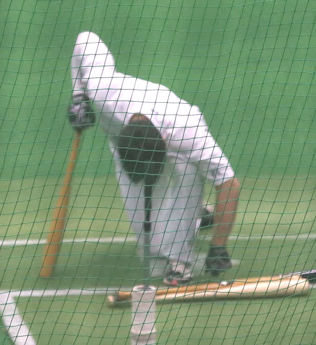 自身の動画を見て動きを確認する日本ハム清宮（撮影・永野高輔）