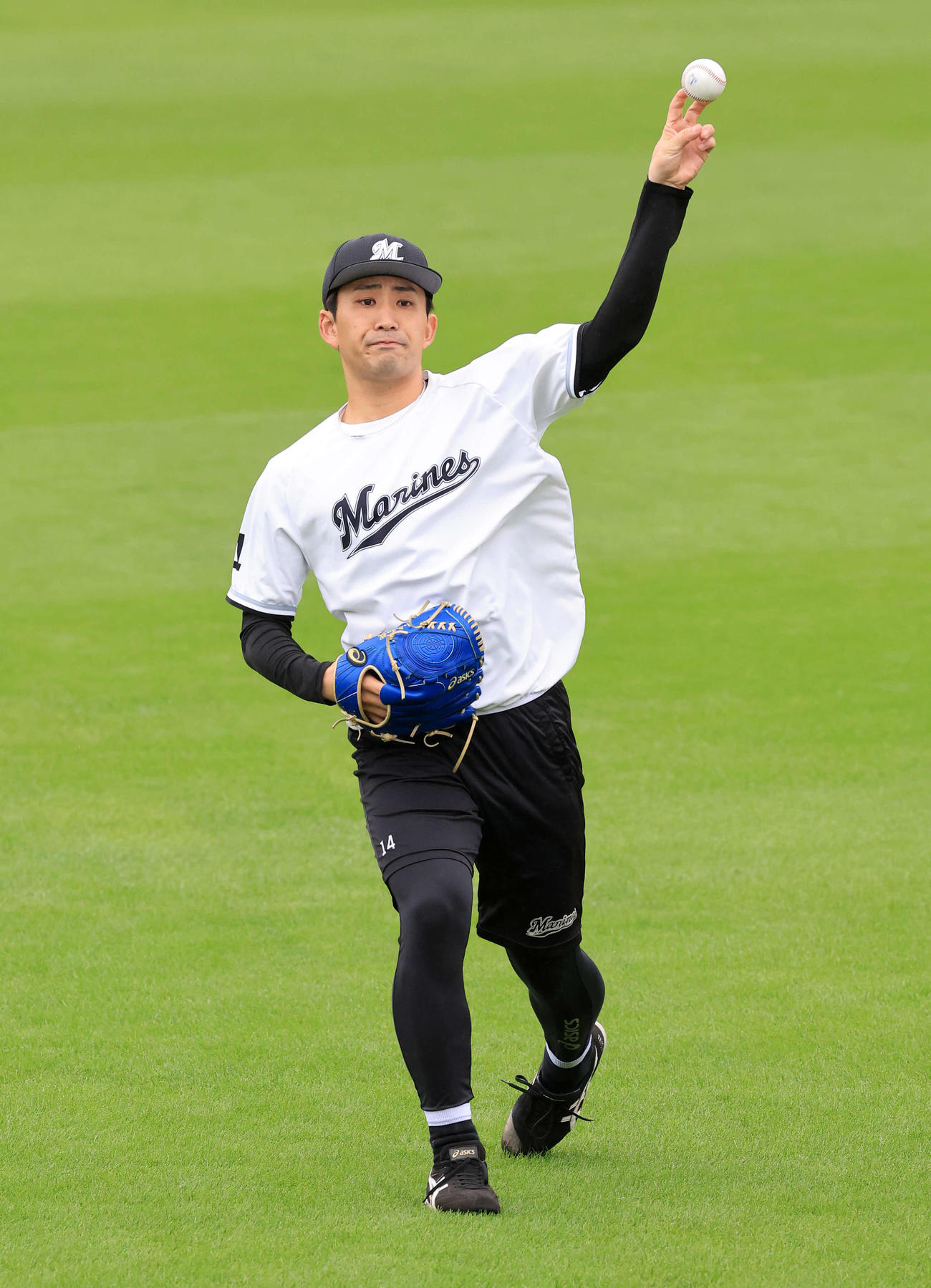楽天対ロッテ　雨天中止でキャッチボールするロッテ小島（撮影・浅見桂子）