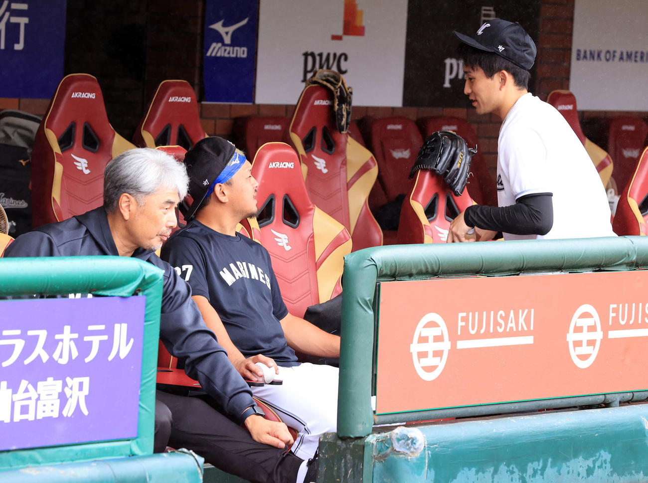 楽天対ロッテ　雨天中止となり、練習前、ロッテ田村（中央）と話す小島（右）。左は吉井監督（撮影・浅見桂子）