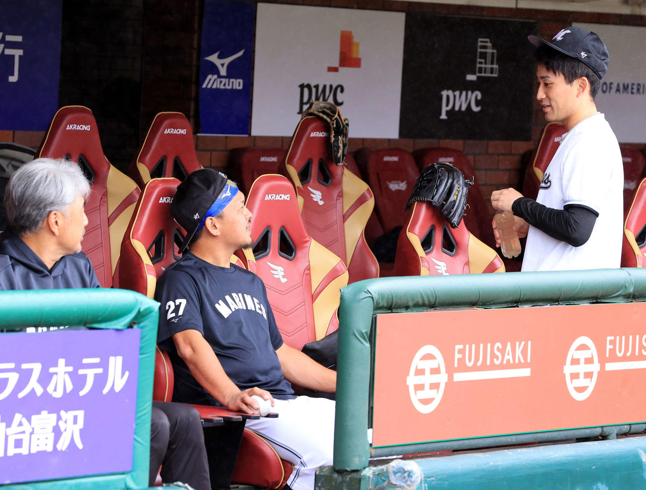 楽天対ロッテ　雨天中止となり、練習前、ロッテ吉井監督（左）、田村（中央）と話す小島（撮影・浅見桂子）