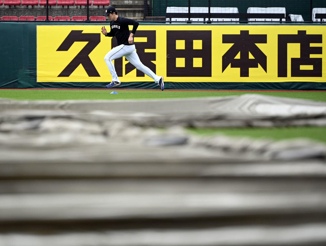 外野でダッシュを繰り返すロッテ佐々木朗（撮影・たえ見朱実）