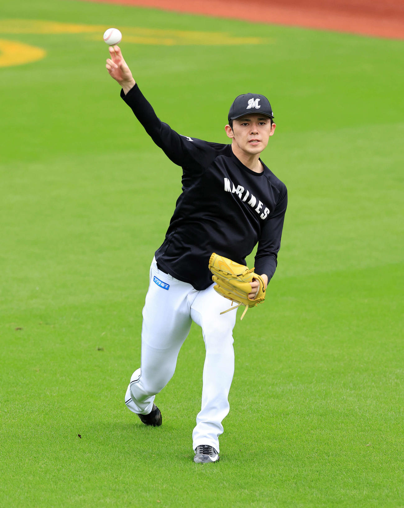 楽天対ロッテ　雨天中止でキャッチボールするロッテ佐々木朗（撮影・浅見桂子）