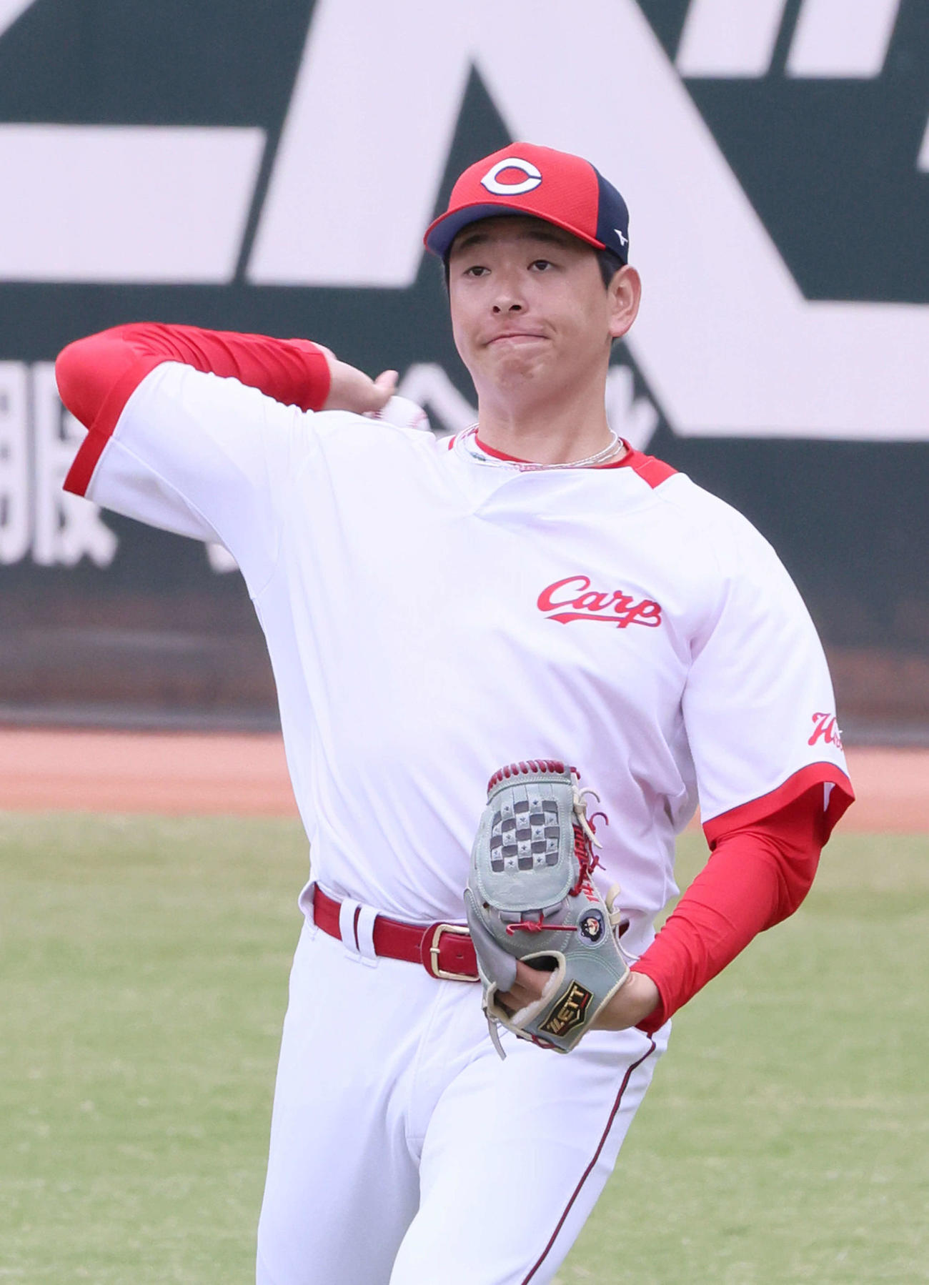 8日の伯和ビクトリーズとの練習試合前、キャッチボールをする広島大瀬良（撮影・加藤孝規）