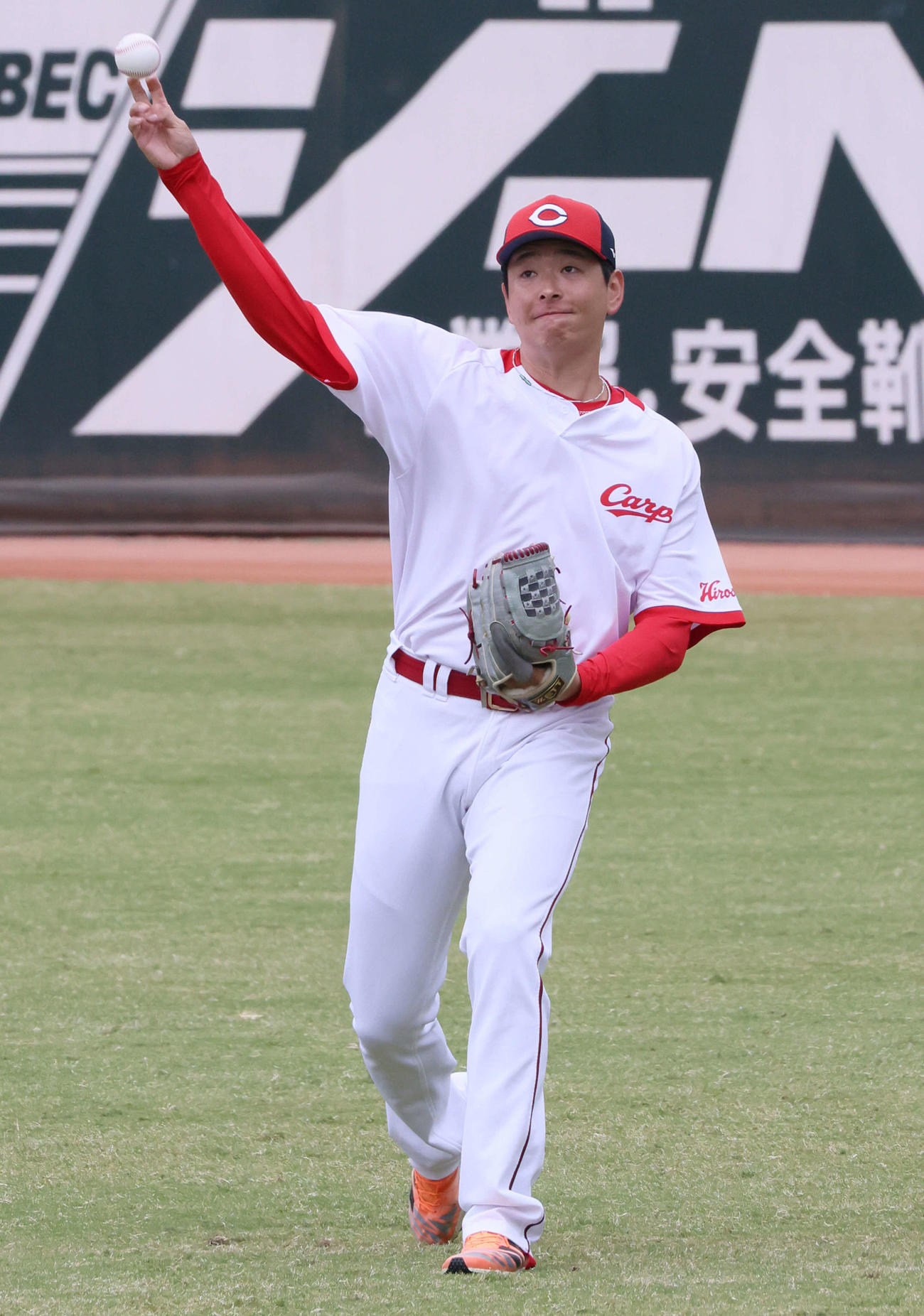 8日の伯和ビクトリーズとの練習試合前、キャッチボールをする広島大瀬良（撮影・加藤孝規）