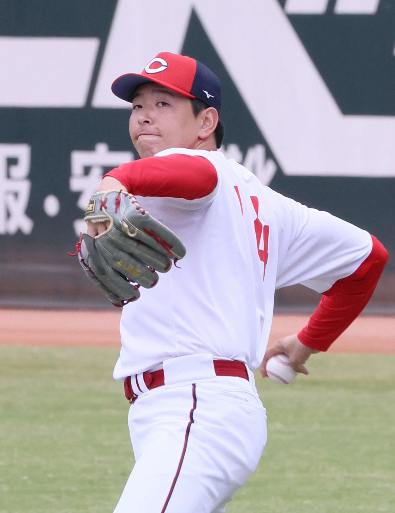 8日の伯和ビクトリーズとの練習試合前、キャッチボールをする広島大瀬良（撮影・加藤孝規）