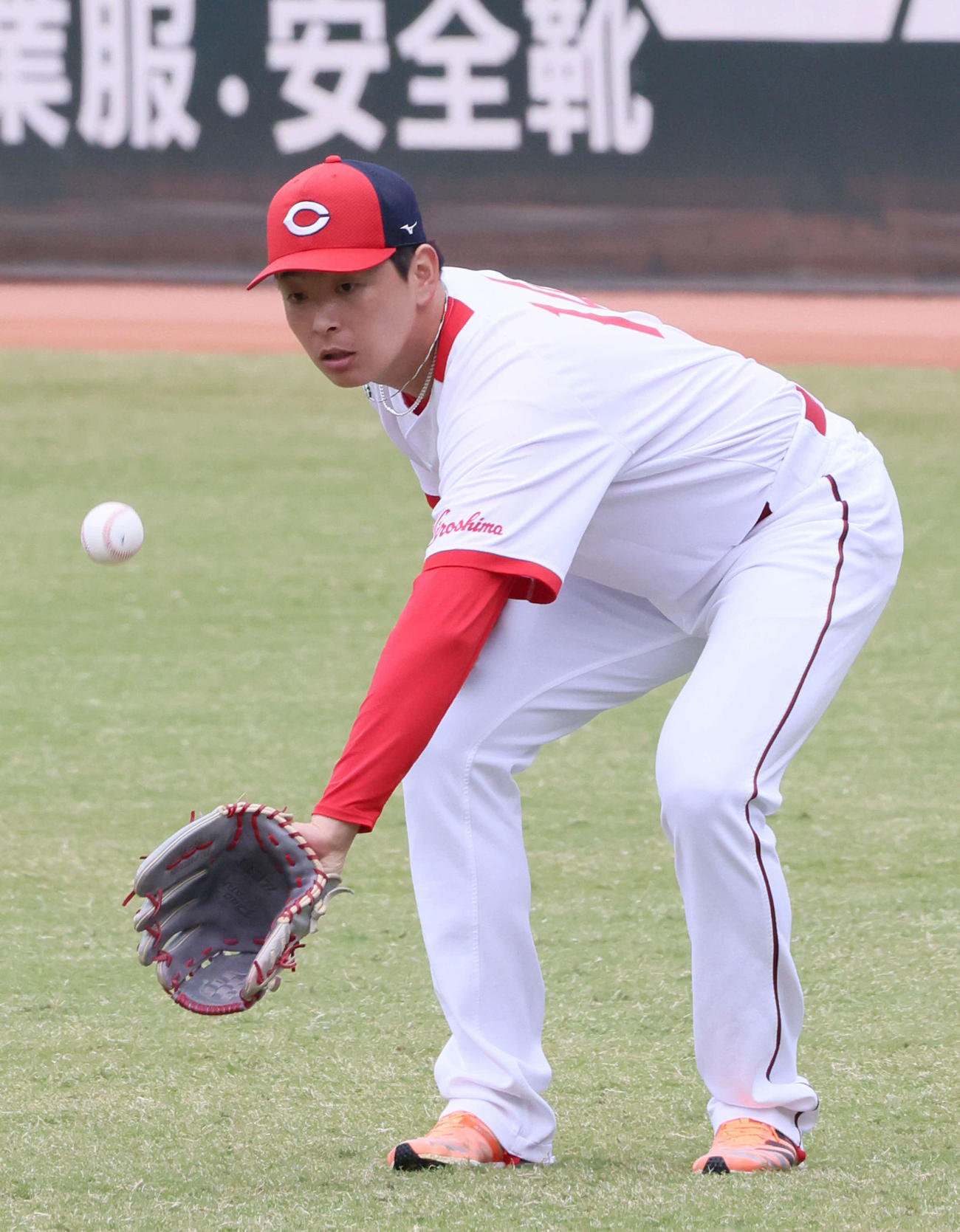 8日の伯和ビクトリーズとの練習試合前、キャッチボールをする広島大瀬良（撮影・加藤孝規）