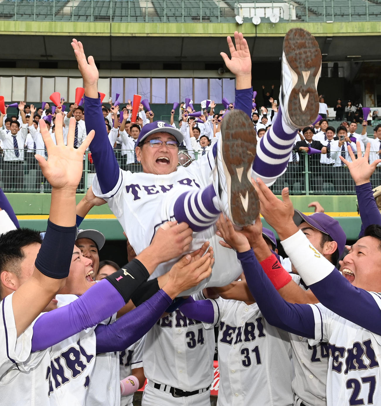 天理大対大産大　優勝を決めナインに胴上げされる天理大・藤原監督（撮影・前岡正明）