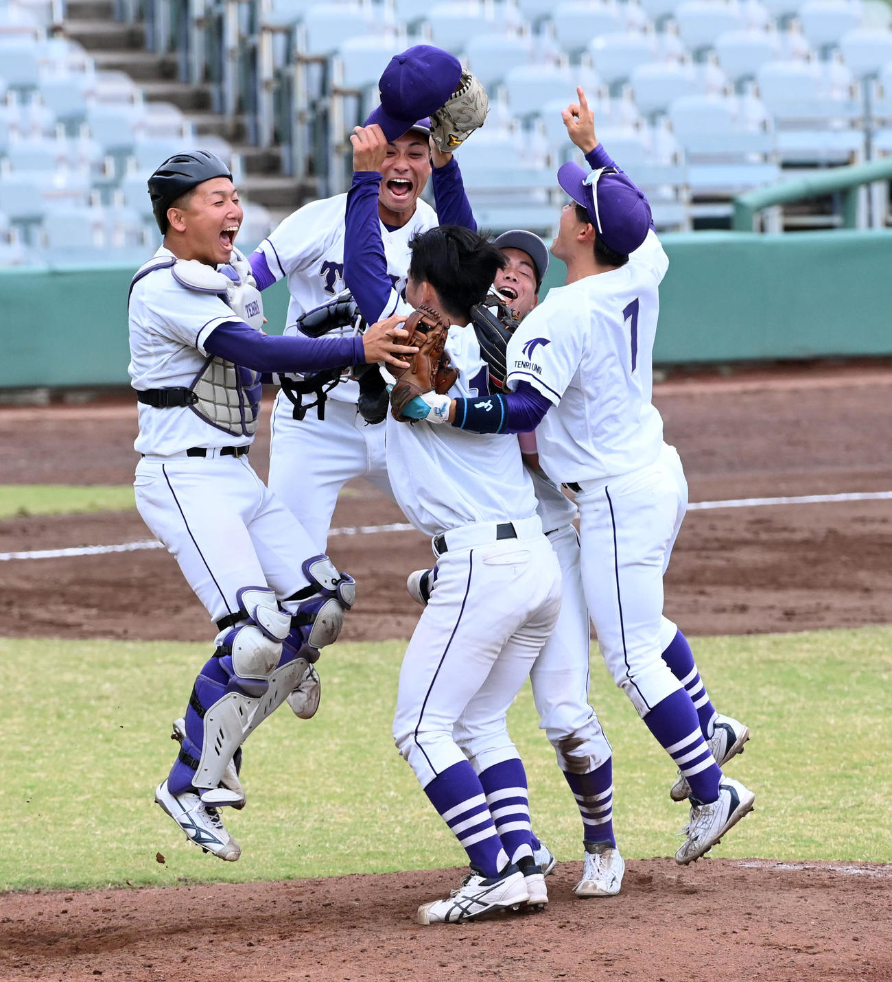天理大対大産大　優勝を決めマウンドで喜ぶ天理大ナイン（撮影・前岡正明）