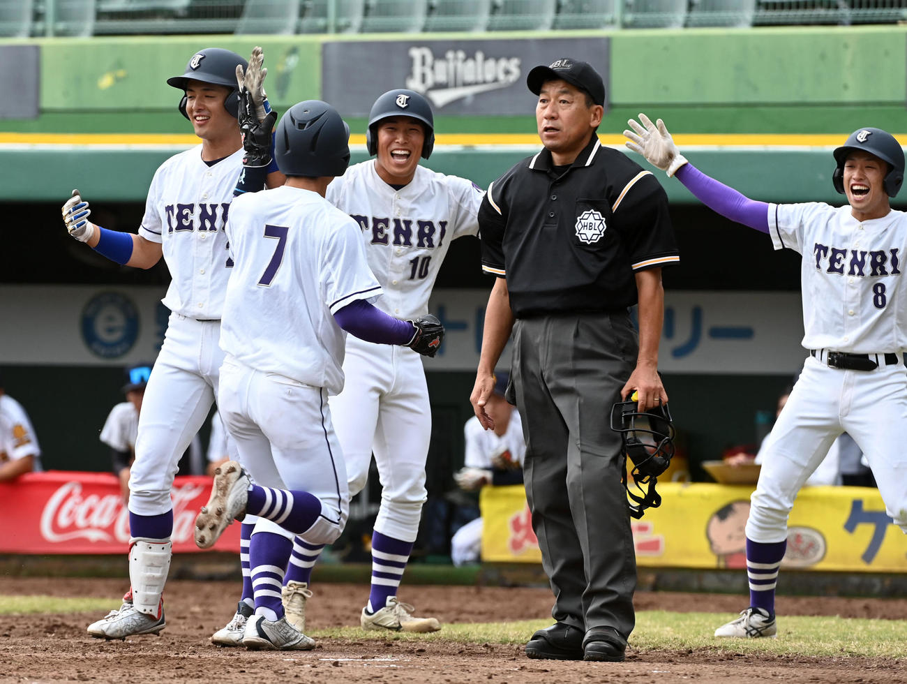 天理大対大産大　4回表天理大2死満塁、近藤の走者一掃適時二塁打で喜ぶ天理大ナイン（撮影・前岡正明）