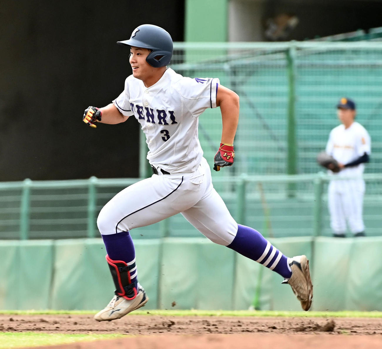 天理大対大産大　4回表天理大2死満塁、近藤は走者一掃の適時二塁打を放つ（撮影・前岡正明）