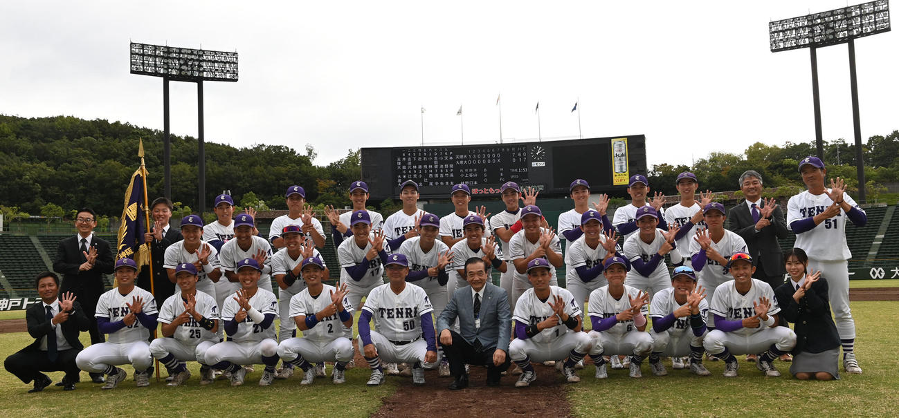 天理大対大産大　優勝を決め記念撮影を行う天理大ナイン（撮影・前岡正明）