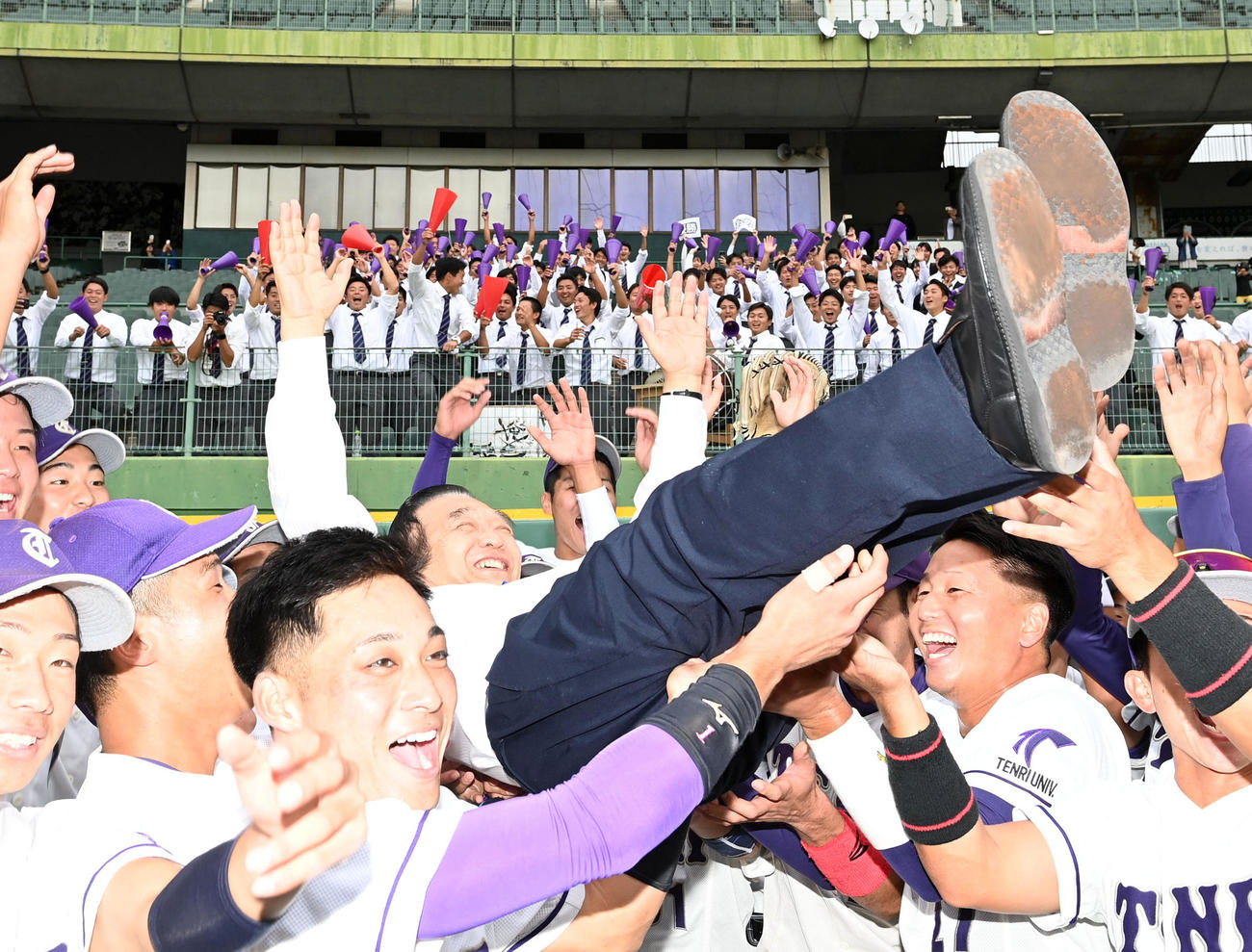 天理大対大産大　優勝を決めナインに胴上げされる深谷善太郎学校法人天理大学理事長（撮影・前岡正明）