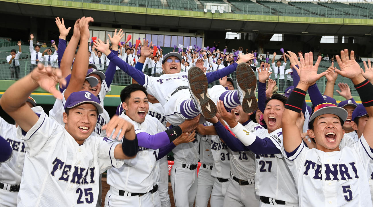天理大対大産大　優勝を決めナインに胴上げされる天理大・藤原監督（撮影・前岡正明）