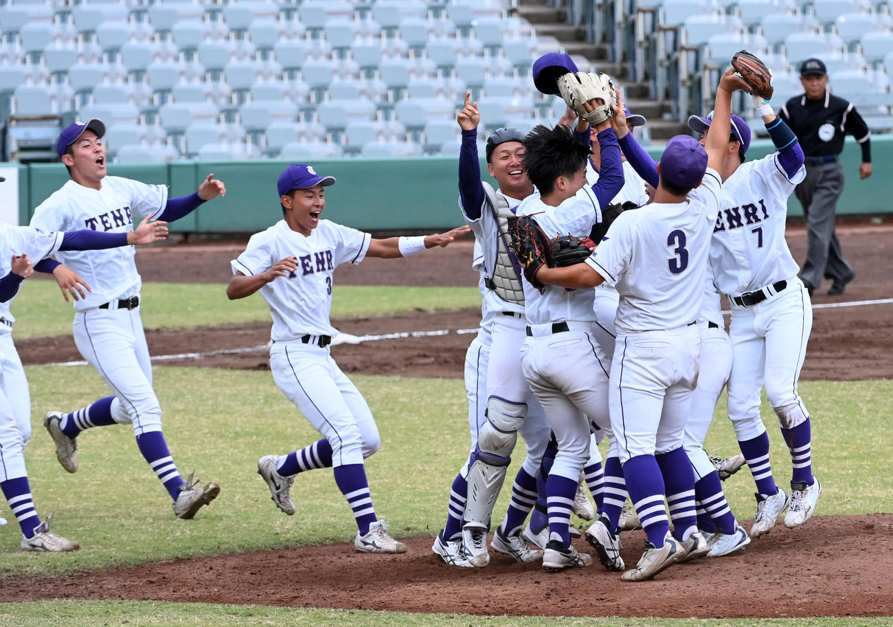 天理大対大産大　優勝を決めマウンドで喜ぶ天理大ナイン（撮影・前岡正明）