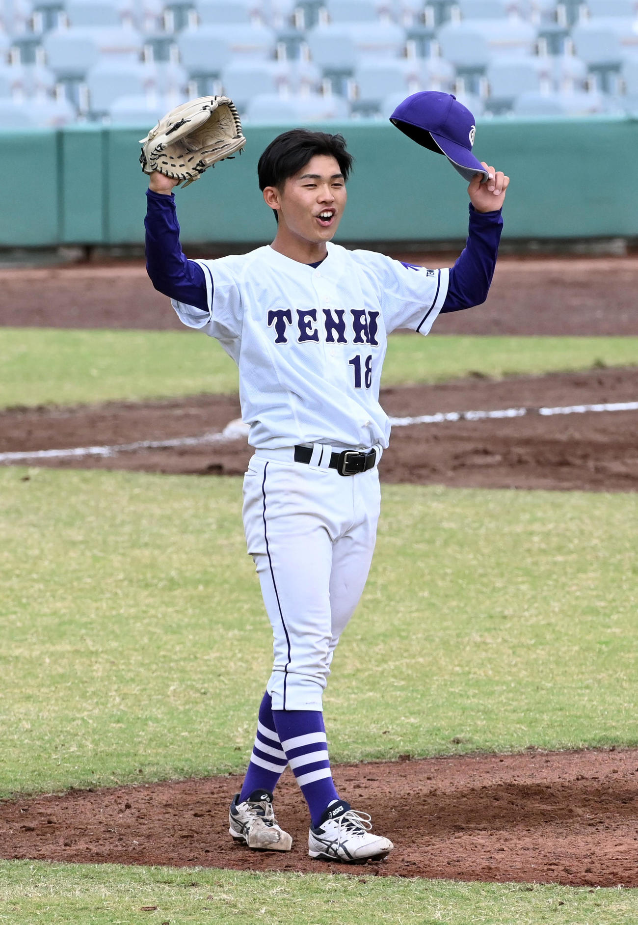 天理大対大産大　優勝を決めマウンドでガッツポーズを見せる天理大・本間（撮影・前岡正明）