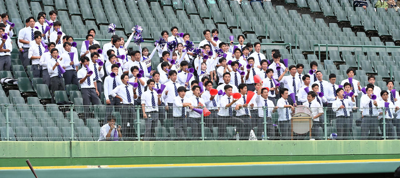 天理大対大産大　声援を送る天理大応援団（撮影・前岡正明）