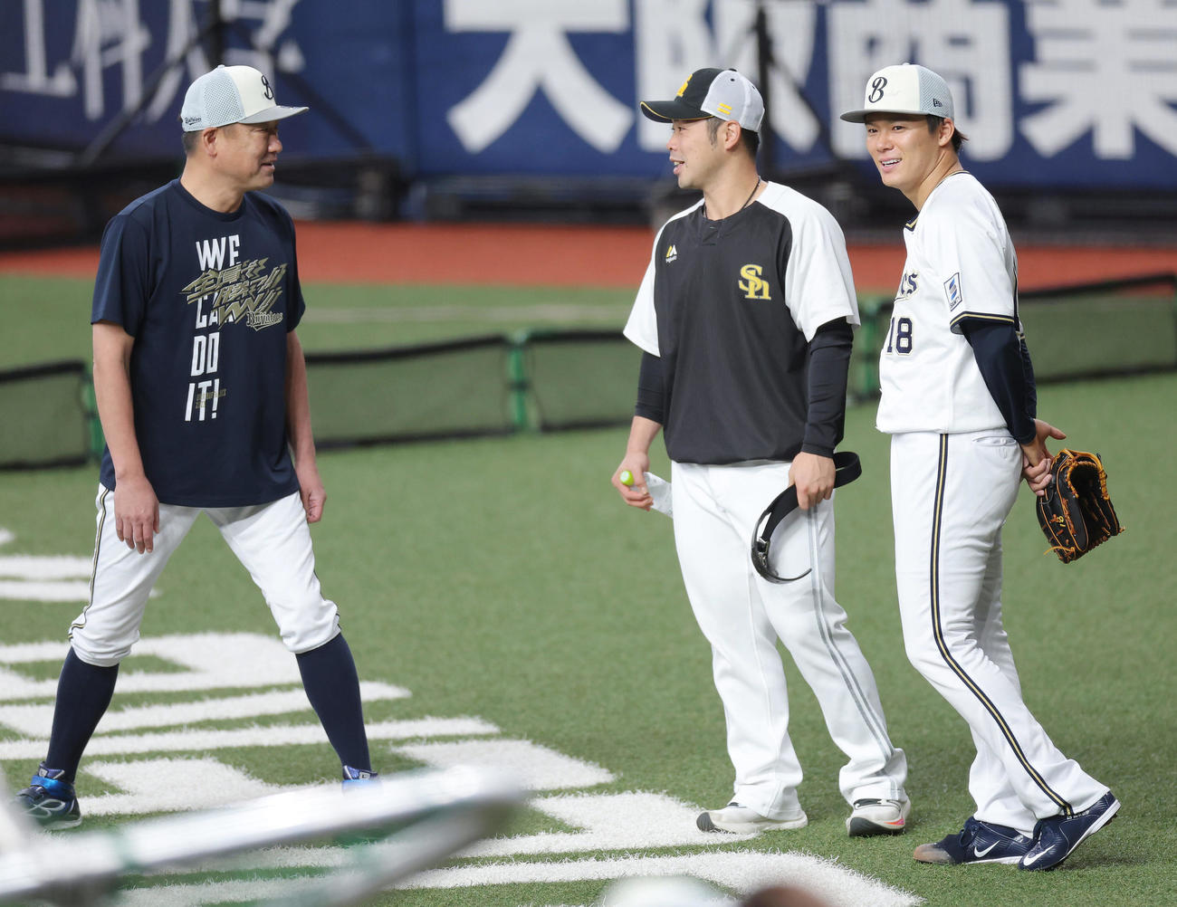 オリックス対ソフトバンク　試合前練習でオリックス中嶋監督（左）、山本（右）と言葉を交わすソフトバンク近藤（撮影・前田充）