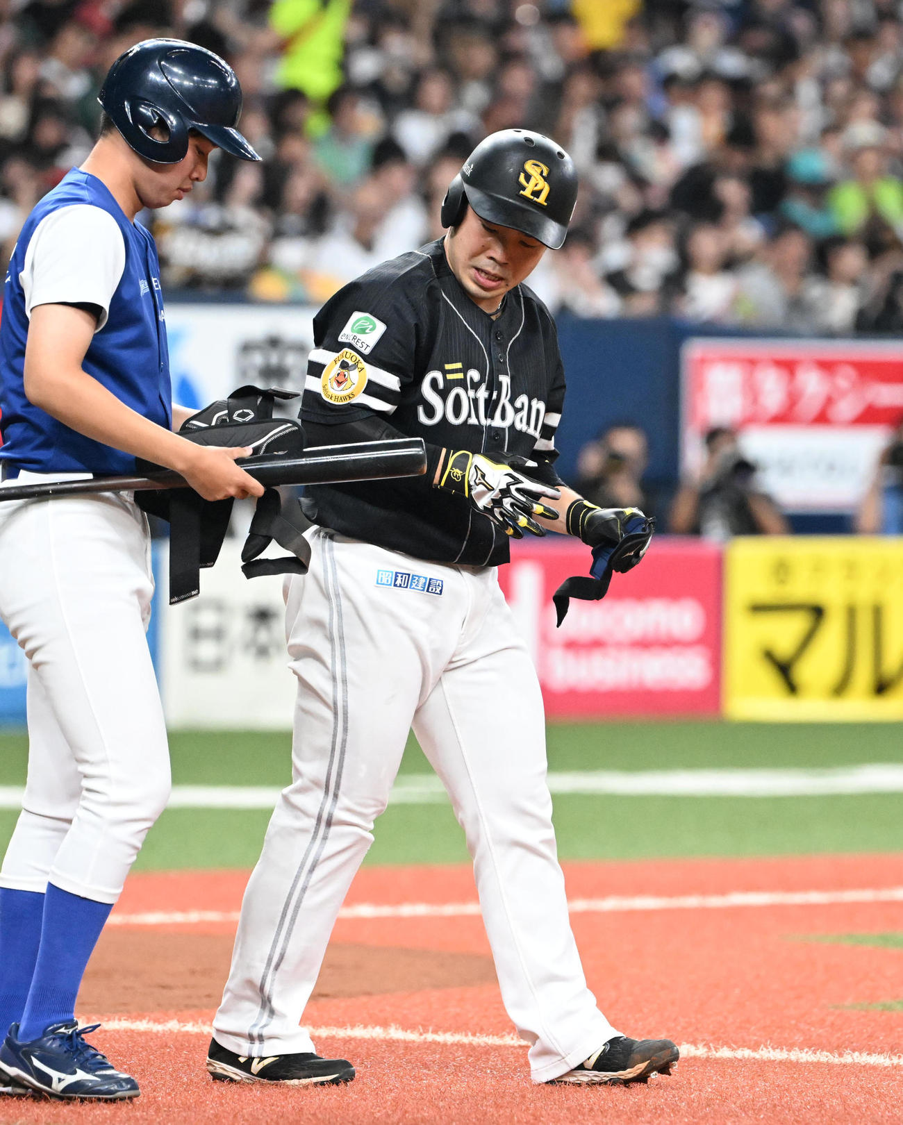 オリックス対ソフトバンク　2回表ソフトバンク無死、四球を選び出塁する近藤（撮影・和賀正仁）