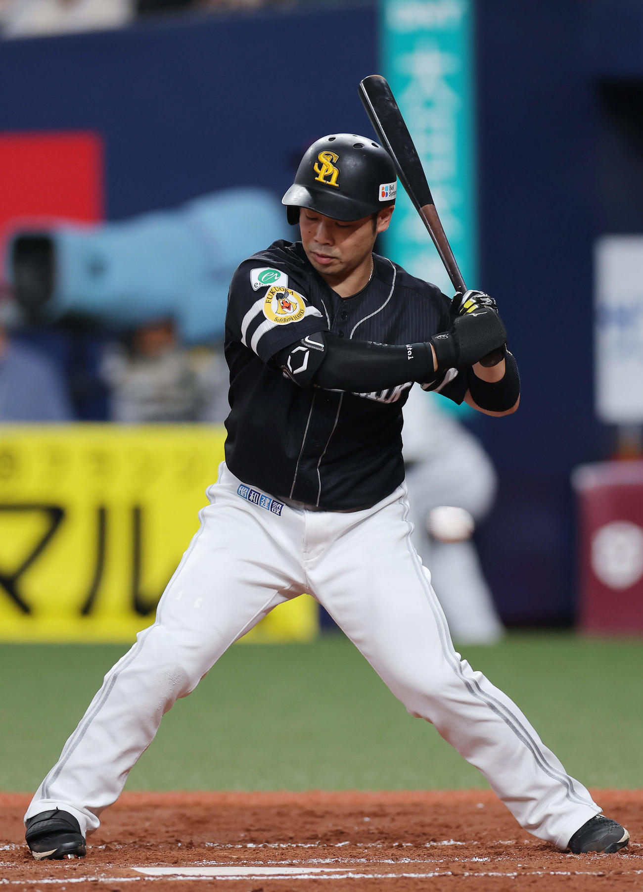 オリックス対ソフトバンク　2回表ソフトバンク無死、四球を選ぶ近藤（撮影・前田充）