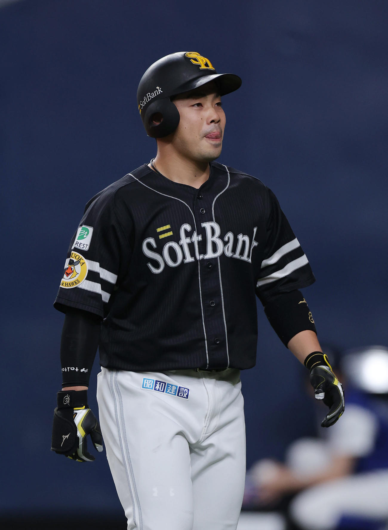 オリックス対ソフトバンク　4回表ソフトバンク2死一塁、左飛に倒れ悔しそうにベンチへ戻る近藤（撮影・前田充）
