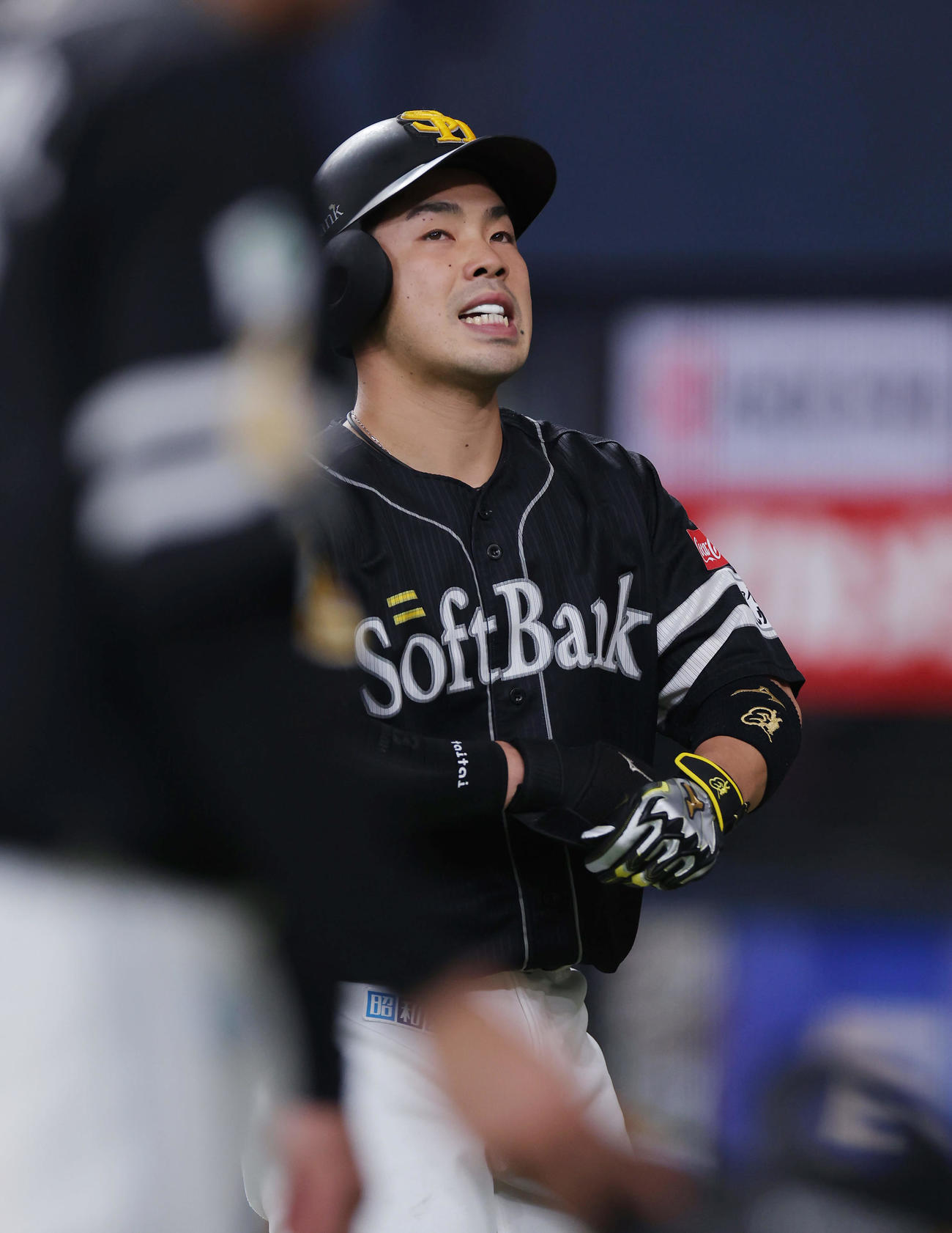オリックス対ソフトバンク　4回表ソフトバンク2死一塁、左飛に倒れ悔しそうにベンチへ戻る近藤（撮影・前田充）