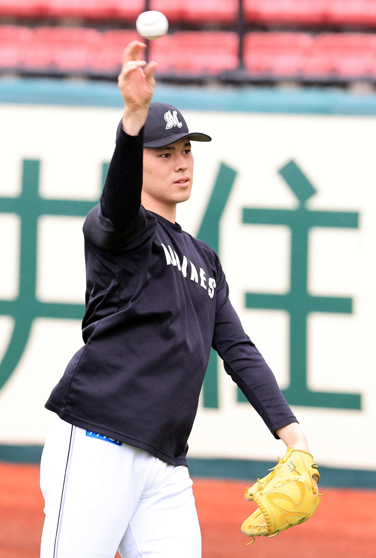 楽天対ロッテ　雨天中止でキャッチボールするロッテ佐々木朗（撮影・浅見桂子）